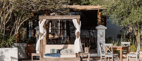 Een buitenzwembad, parasols bij het zwembad en ligstoelen