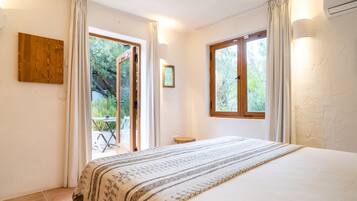 Premium bedding, in-room safe, laptop workspace, blackout curtains