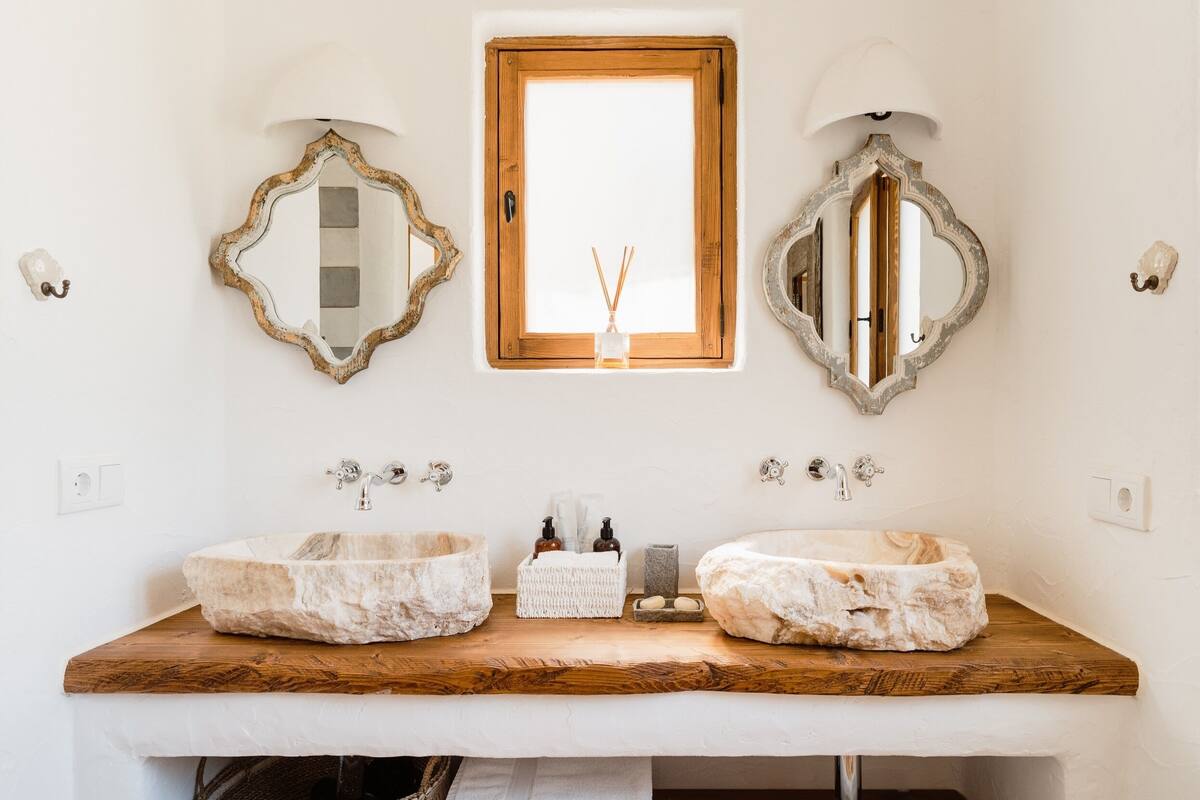 exclusive studio suite, garden view | bathroom | combined shower/bathtub, rainfall showerhead, free toiletries