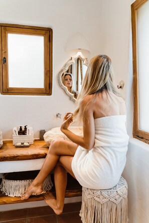 Exclusive Studio Suite, Garden View | Bathroom | Combined shower/bathtub, rainfall showerhead, free toiletries - Can Vistabella Boutique Resort (Sant Antoni de Portmany)
