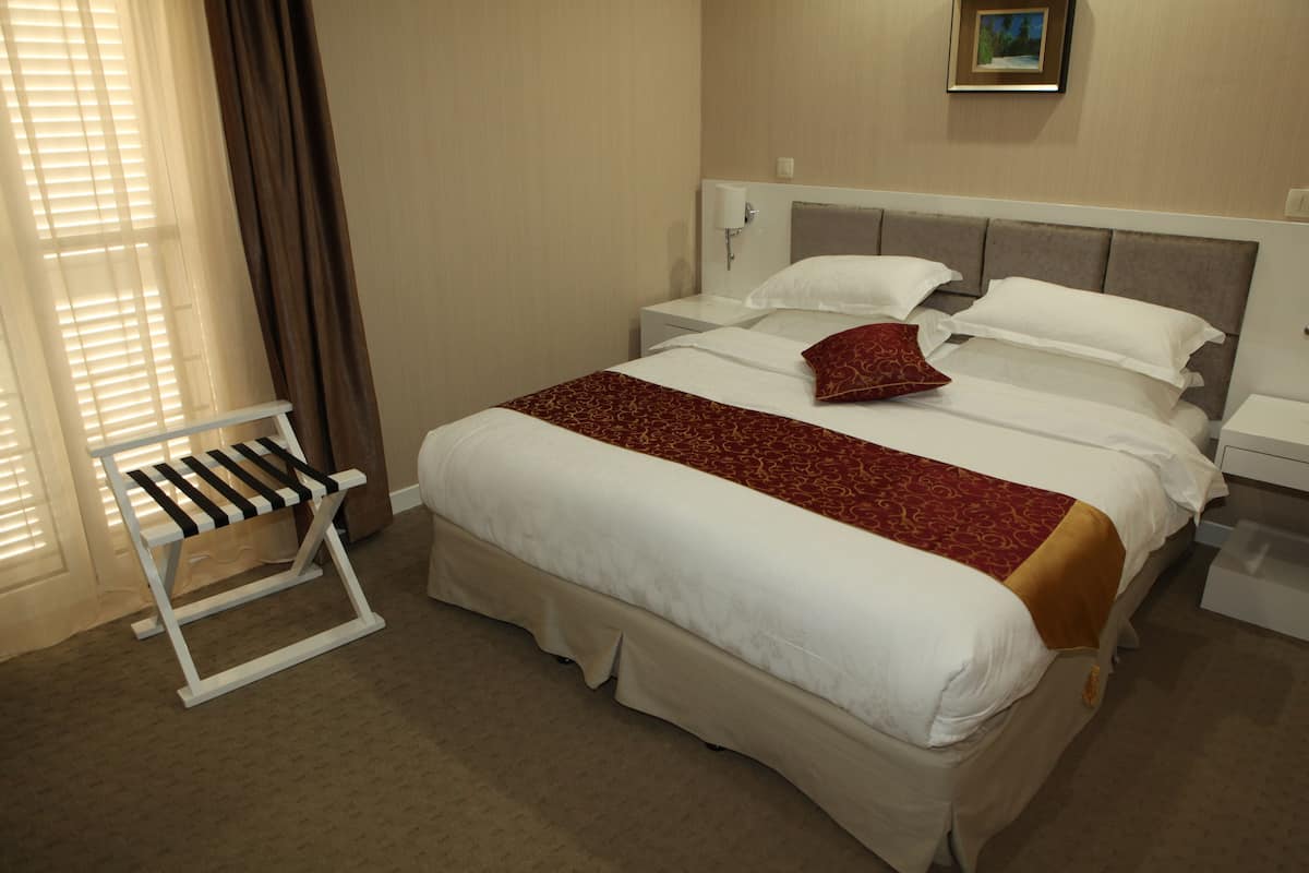 Klassieke suite, 1 queensize bed met slaapbank | Een minibar, een kluis op de kamer, een bureau, geluiddichte muren