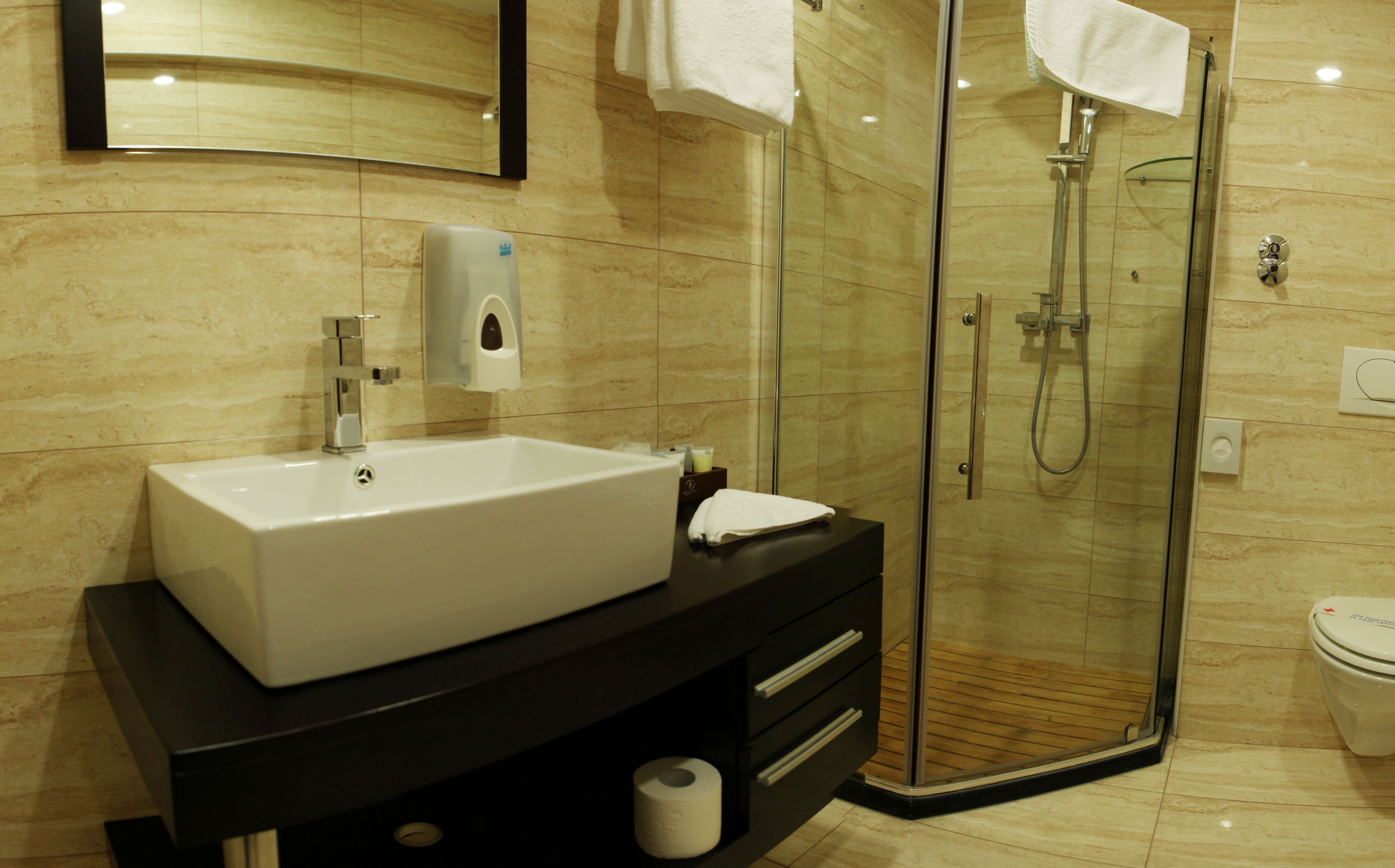 Dusche, Haartrockner, Hausschuhe, Handtücher