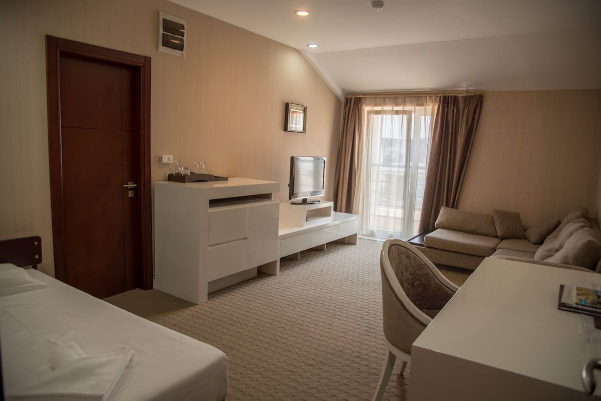Een minibar, een kluis op de kamer, een bureau, geluiddichte muren