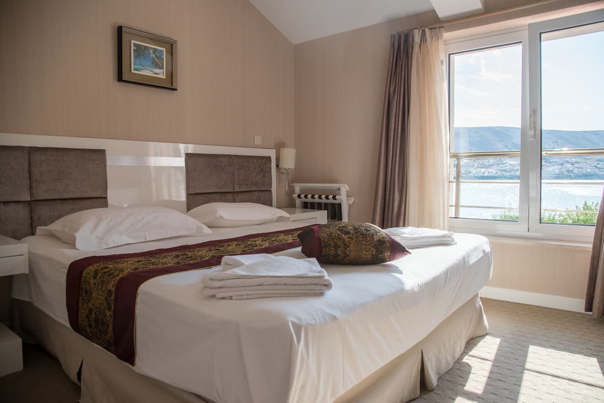 Klassieke tweepersoonskamer, 1 queensize bed, uitzicht op oceaan | Een minibar, een kluis op de kamer, een bureau, geluiddichte muren
