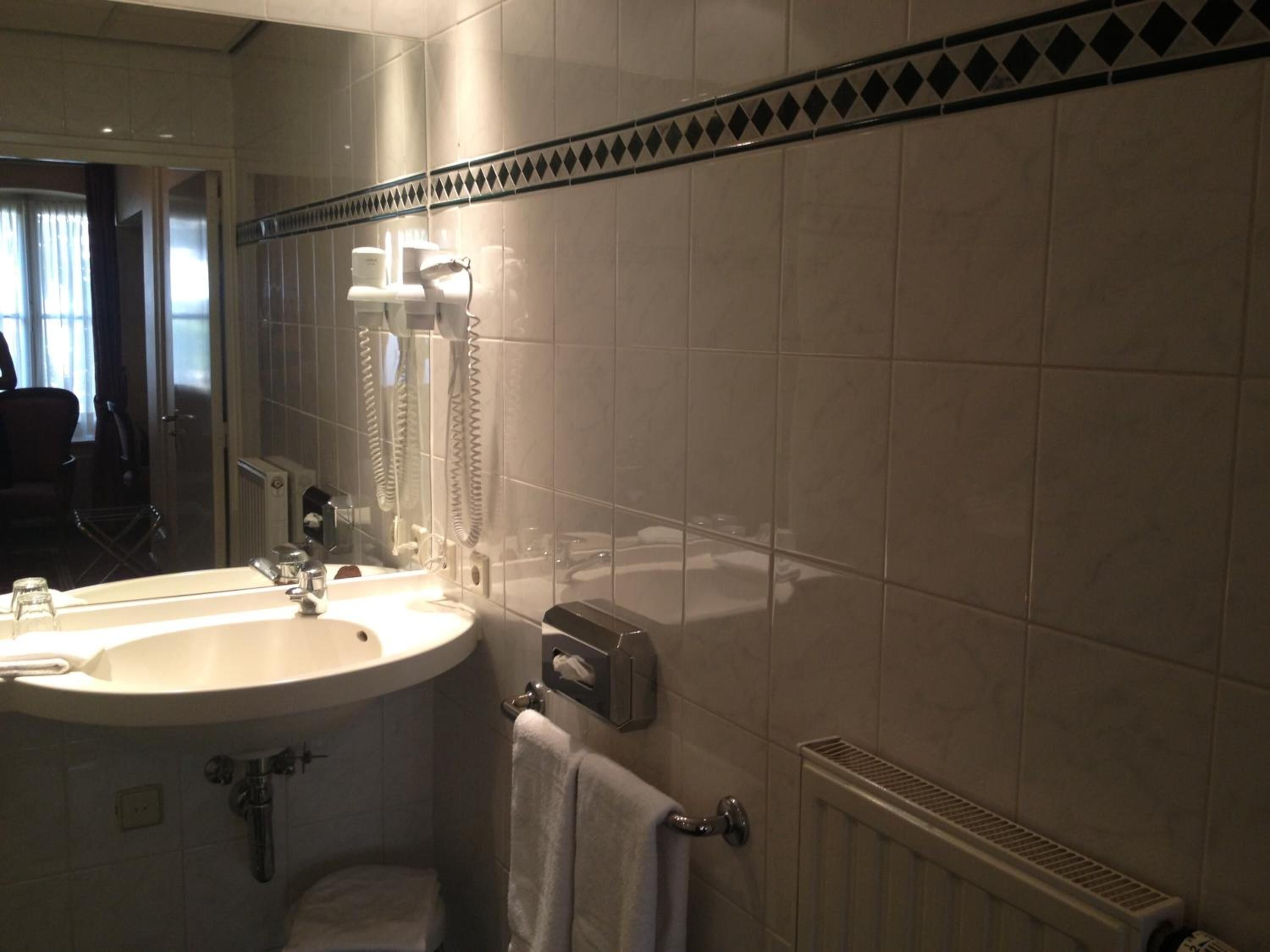 combined shower/bathtub, free toiletries, hair dryer, towels