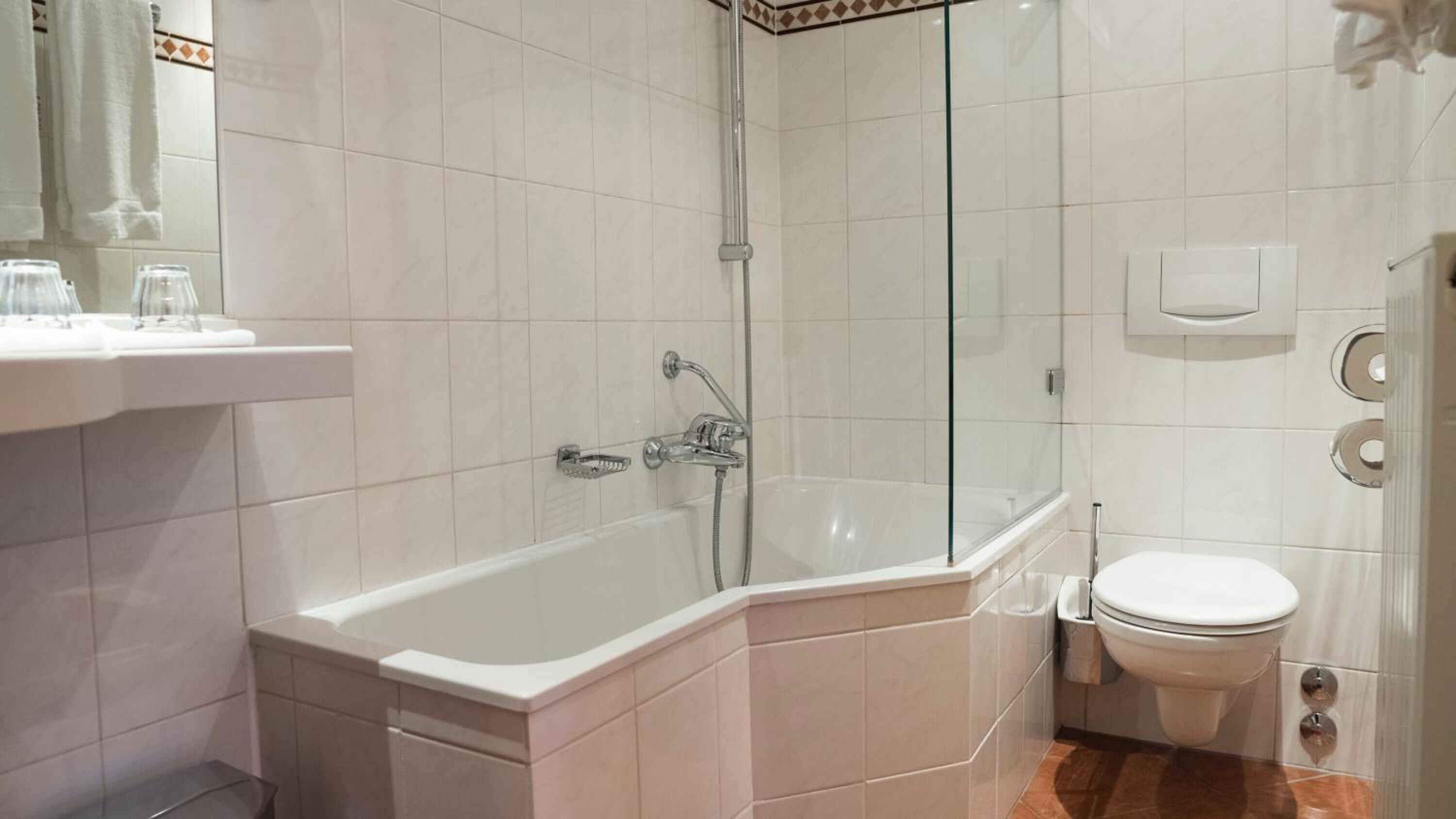 combined shower/bathtub, free toiletries, hair dryer, towels
