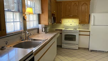 Traditional Apartment, 3 Bedrooms, Garden View | Private kitchen | Full-size fridge, microwave, oven, stovetop