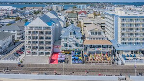 Un hotel frente al mar con varios balcones, un paseo marítimo y vistas a la playa.