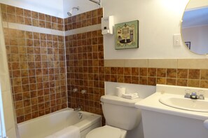 Kamar Standar, 2 Tempat Tidur Double | Kamar mandi | Perlengkapan mandi gratis dan pengering rambut