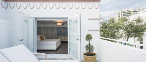 Penthouse, 1 giường cỡ king, hiên | 1 phòng ngủ, két bảo mật tại phòng, bàn
