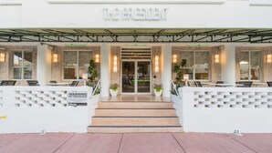 L'entrée d'un hôtel avec une enseigne indiquant : « THE PRESIDENT ».