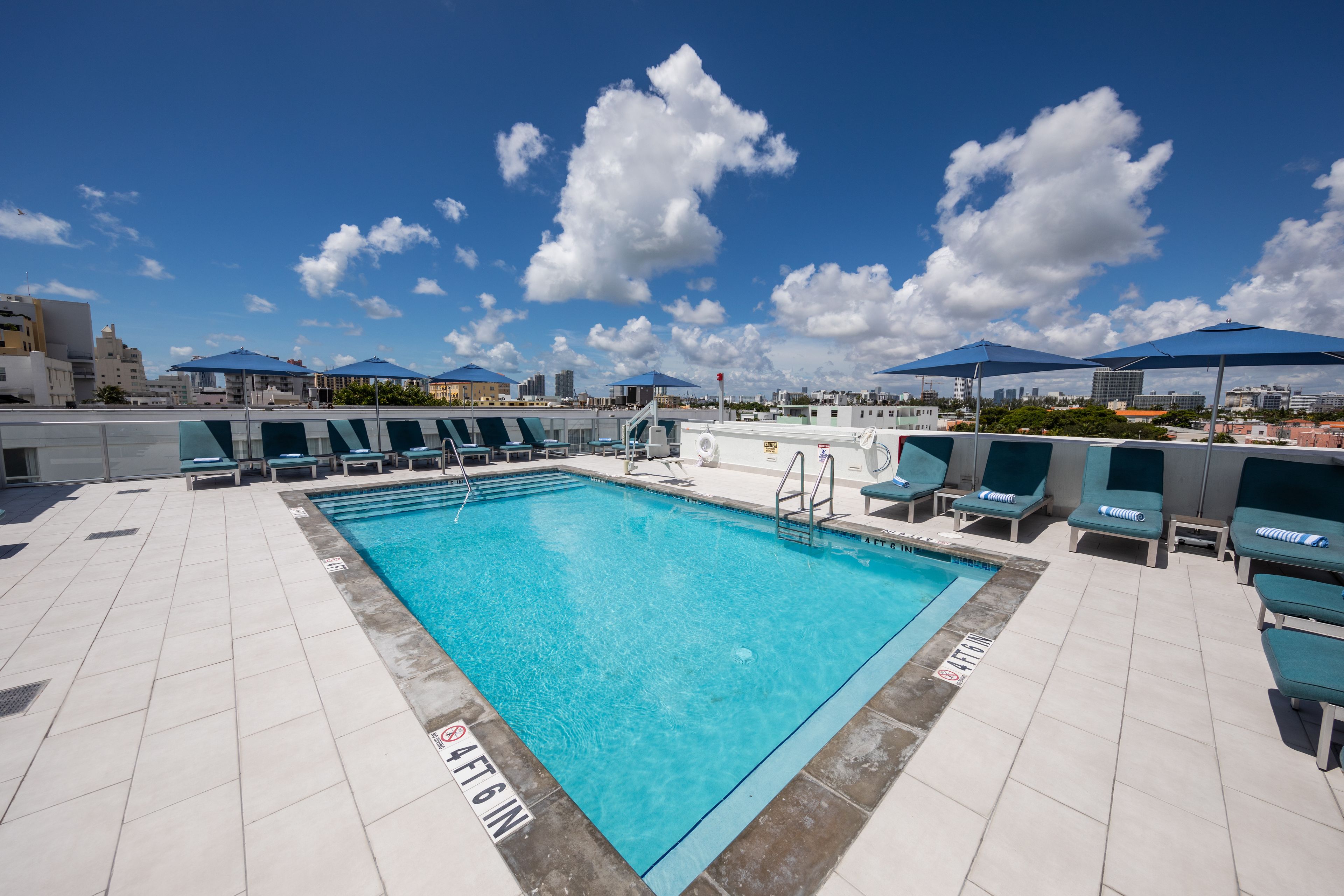 Piscine extérieure, parasols de plage, chaises longues