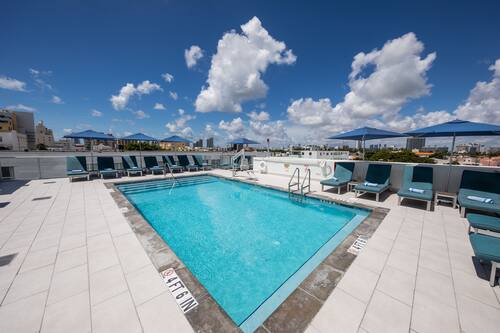 Piscine extérieure, parasols de plage, chaises longues