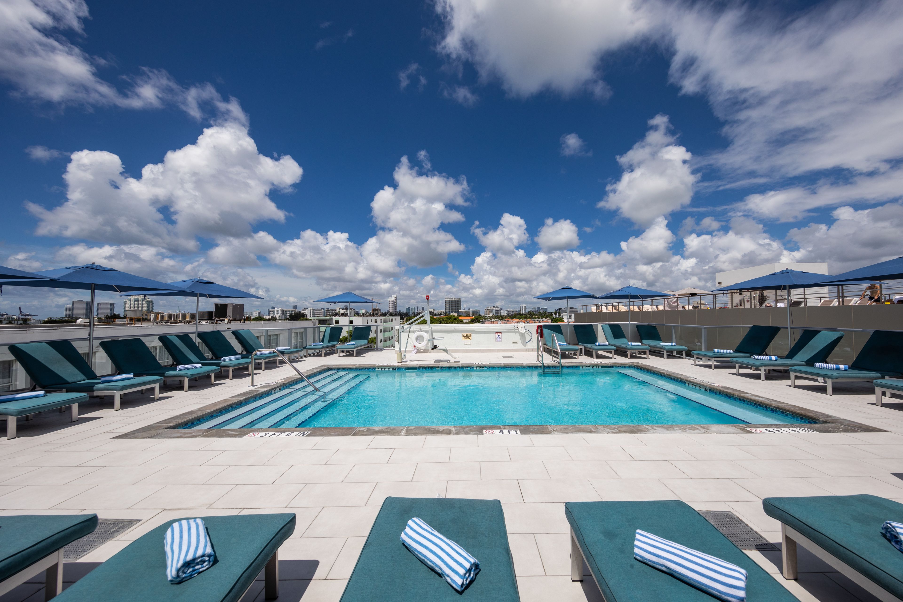 Piscina externa, guarda-sóis, espreguiçadeiras