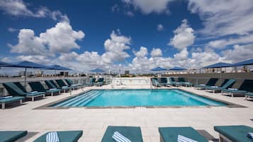 Piscina externa, guarda-sóis, espreguiçadeiras