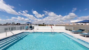 Kolam renang terbuka, payung kolam, kerusi lepak pantai
