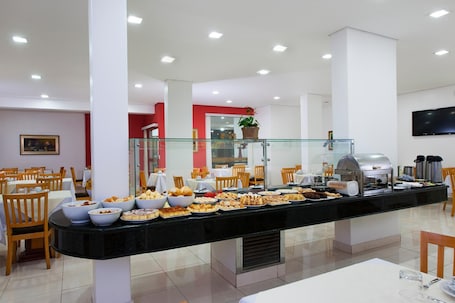 Breakfast and dinner served