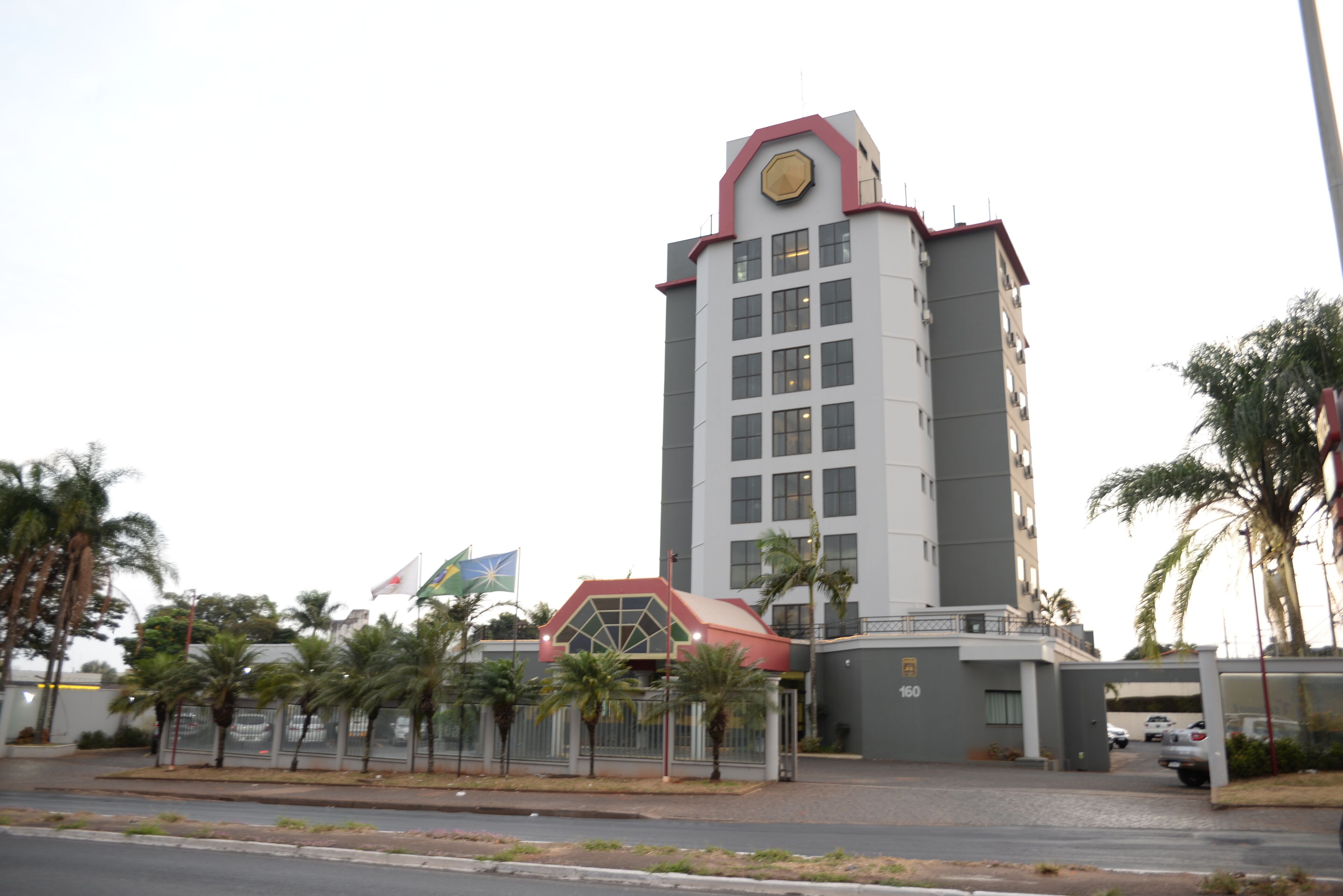 Un hotel alto con techo rojo y un reloj en la parte superior.