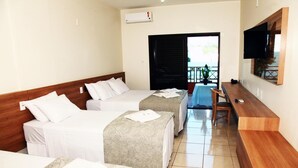A hotel room with three beds, a desk, and a TV. - Carlton Plaza Hotel Uberlândia (Uberlandia)