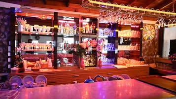 Phục vụ bữa sáng, bữa trưa, bữa tối, món ăn mang phong cách quốc tế