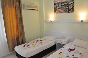 Minibar, skrivebord, lydisolert og sengetøy