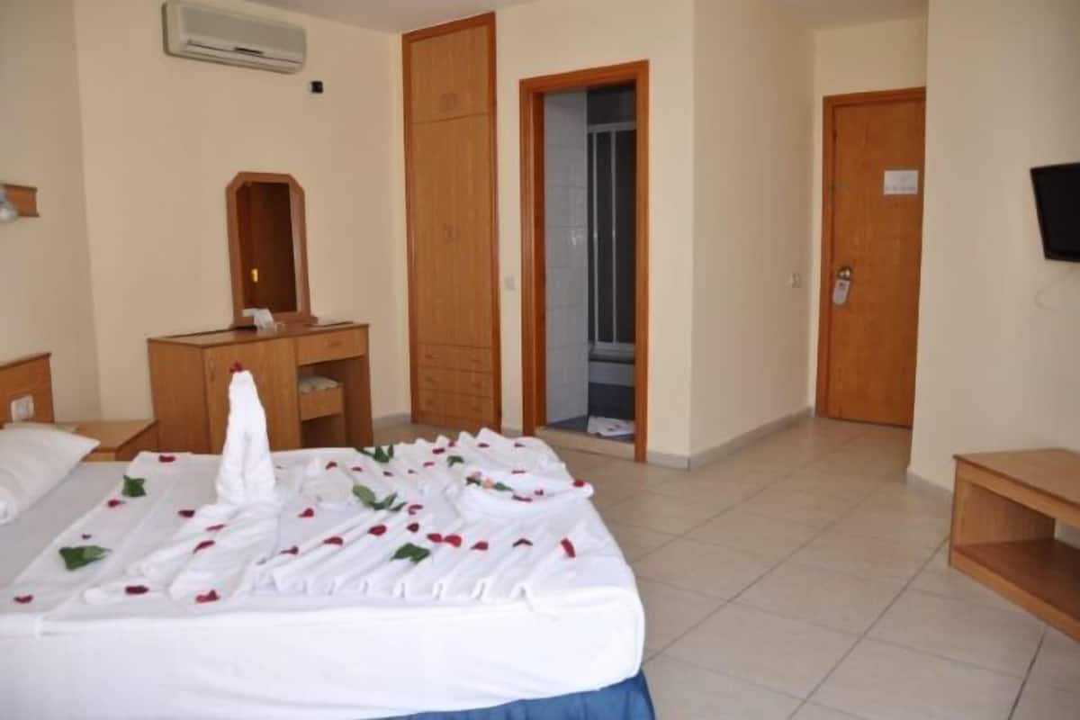 Minibar, desk, soundproofing, bed sheets