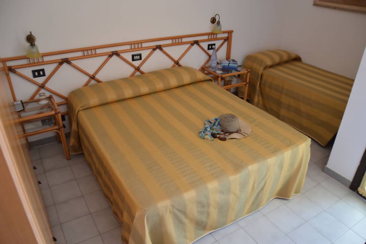 Chambre Classique Double ou avec lits jumeaux, non-fumeurs, balcon | Coffres-forts dans les chambres, bureau