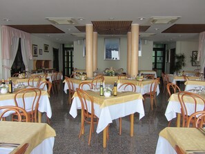 Breakfast, lunch, dinner served; local cuisine, pool views  - Hotel La Caletta (Arbus)