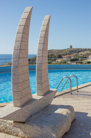 Seasonal outdoor pool, pool umbrellas, sun loungers - Hotel La Caletta (Arbus)