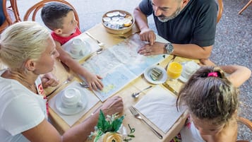 Se sirven desayunos, comidas y cocina local con vista a la alberca