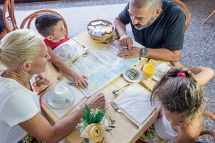 Se sirven desayunos y almuerzos; cocina local; con vista a la piscina