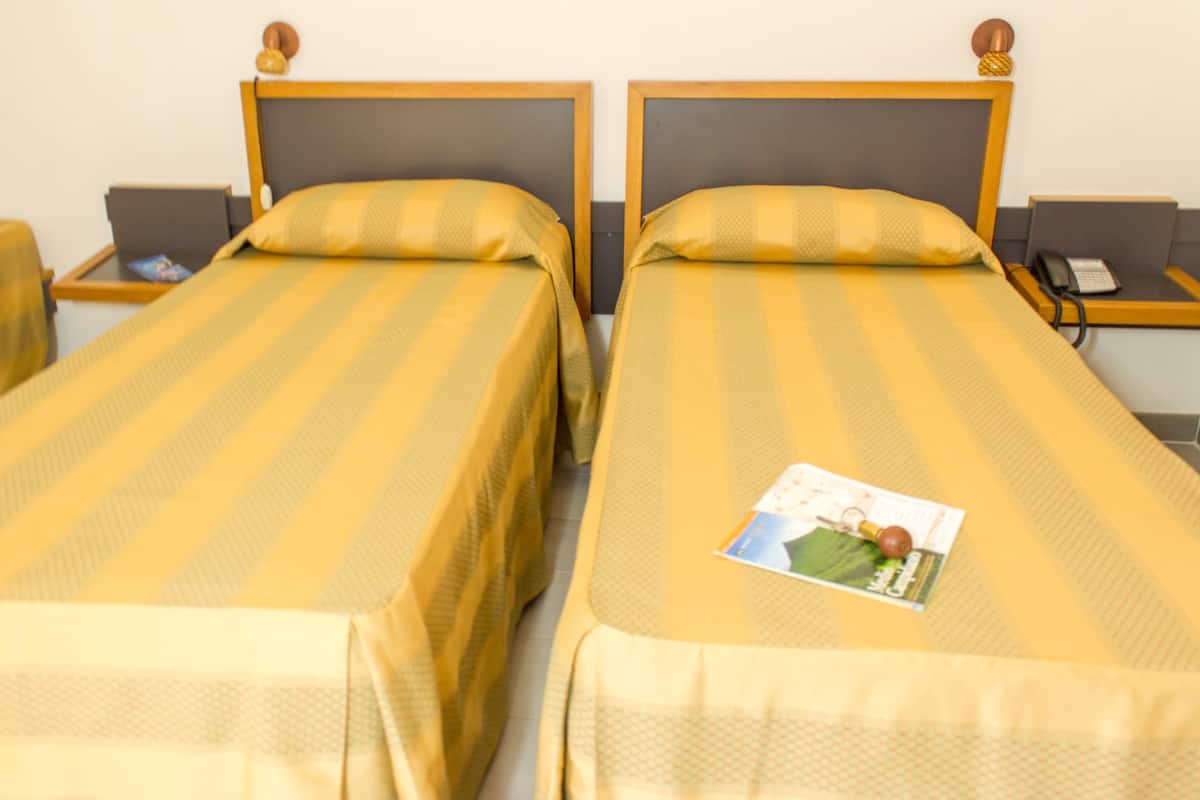Chambre Standard Double ou avec lits jumeaux, non-fumeurs, balcon | Coffres-forts dans les chambres, bureau
