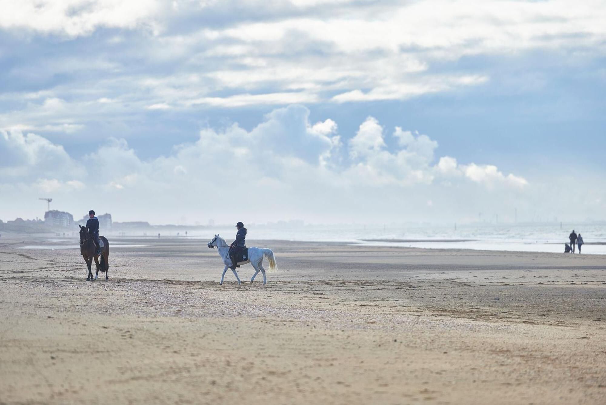 beach nearby, white sand, 3 beach bars