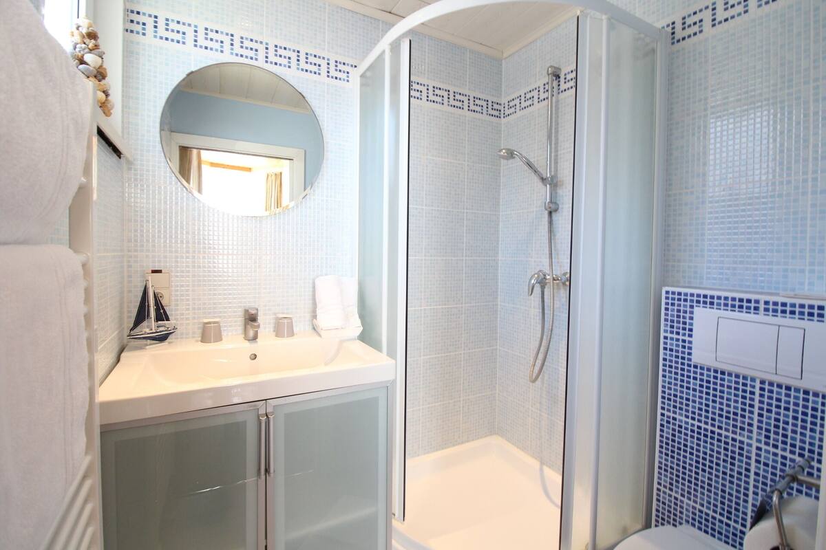 comfort double room | bathroom | shower, free toiletries, hair dryer, towels