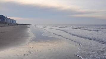 Beach nearby, white sand, 3 beach bars