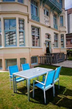 Terrace/patio - Hotel Georges (De Haan)