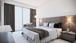 Ein modernes Hotelzimmer mit einem großen Bett, Nachttischen, einem Schreibtisch und einem fenster mit Vorhängen.