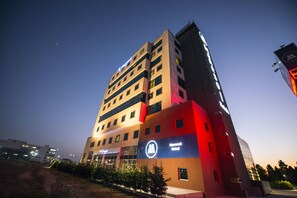 Front of property – evening/night - Manesol Fuar Beylikduzu (Istanbul)