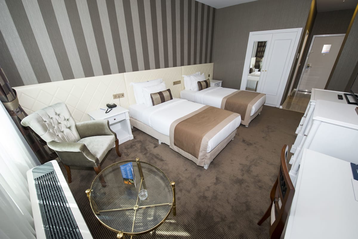 Quarto casal standard, vista para a cidade | Roupas de cama premium, cofres nos quartos, escrivaninha