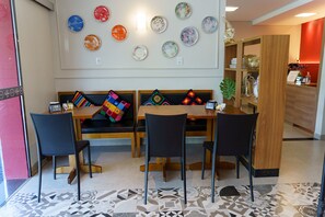 朝食 (ビュッフェ)、毎日提供 (無料)