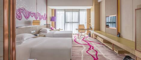 Habitación de hotel con dos camas, un ventanal grande, televisor y baño con bañera y toallero.