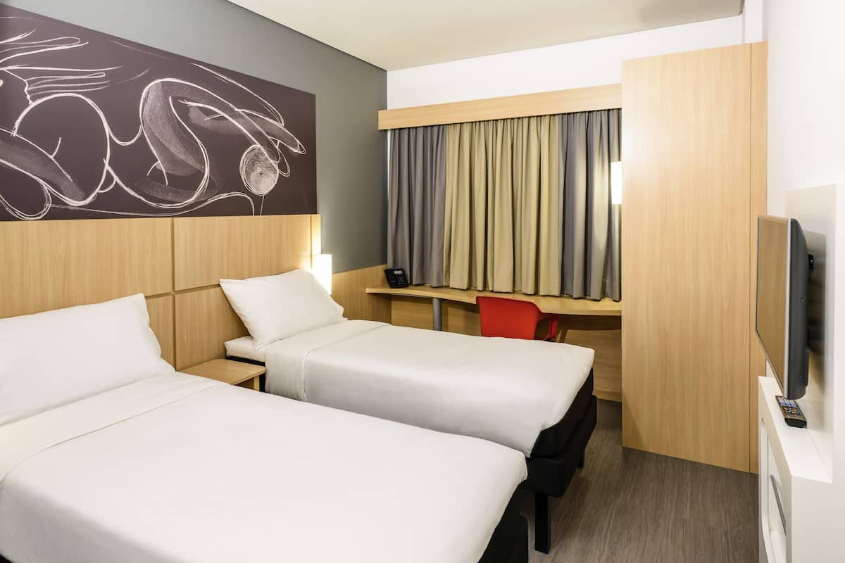 Phòng Tiêu chuẩn, 2 giường đơn | Minibar, két bảo mật tại phòng, bàn, màn/rèm cản sáng