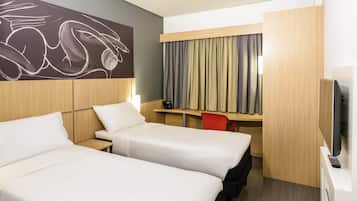 Quarto standard, 2 camas de solteiro | Frigobar, cofres nos quartos, escrivaninha, cortinas blackout