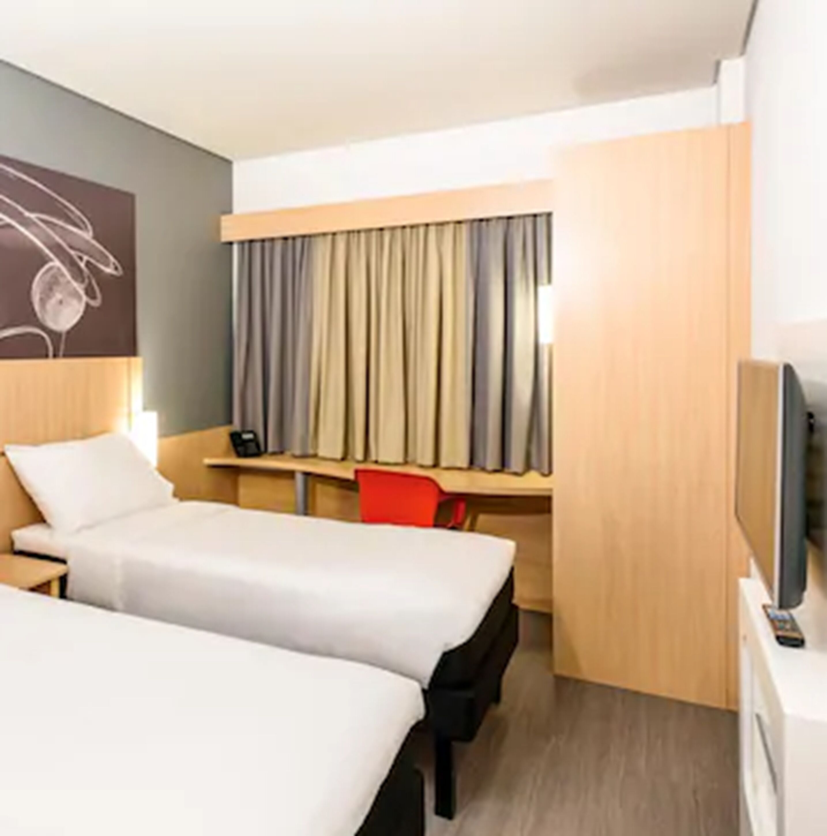 standard room, 2 single beds | minibar, in-room safe, desk, blackout curtains