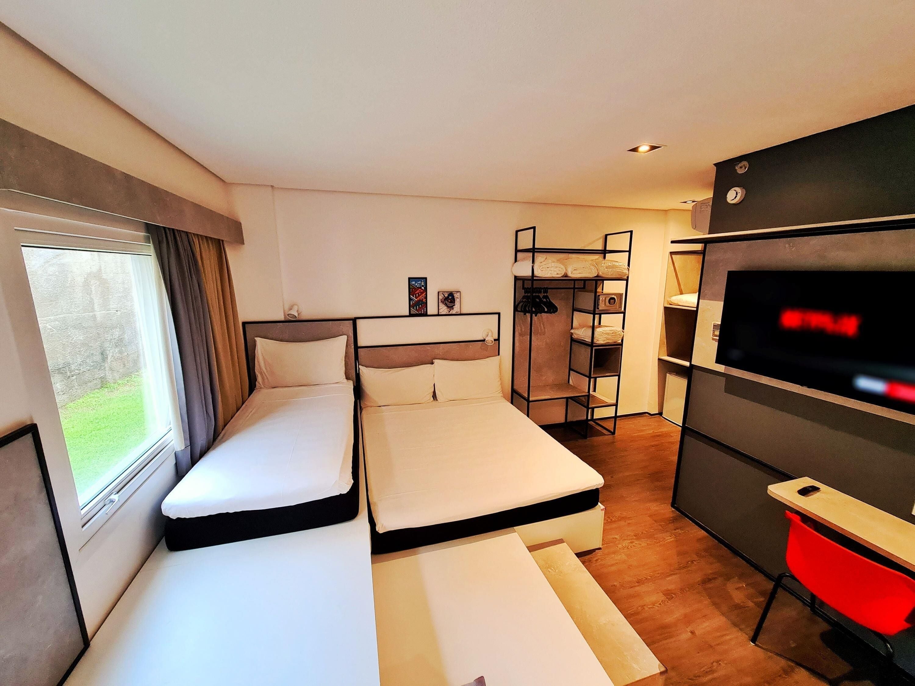 Chambre Familiale, 2 lits doubles | Minibar, coffres-forts dans les chambres, bureau, rideaux occultants