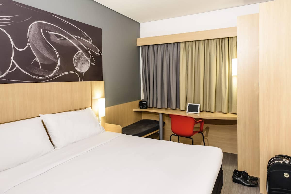 スタンダード ルーム ダブルベッド 1 台 | ミニバー、セーフティボックス (室内)、デスク、遮光カーテン