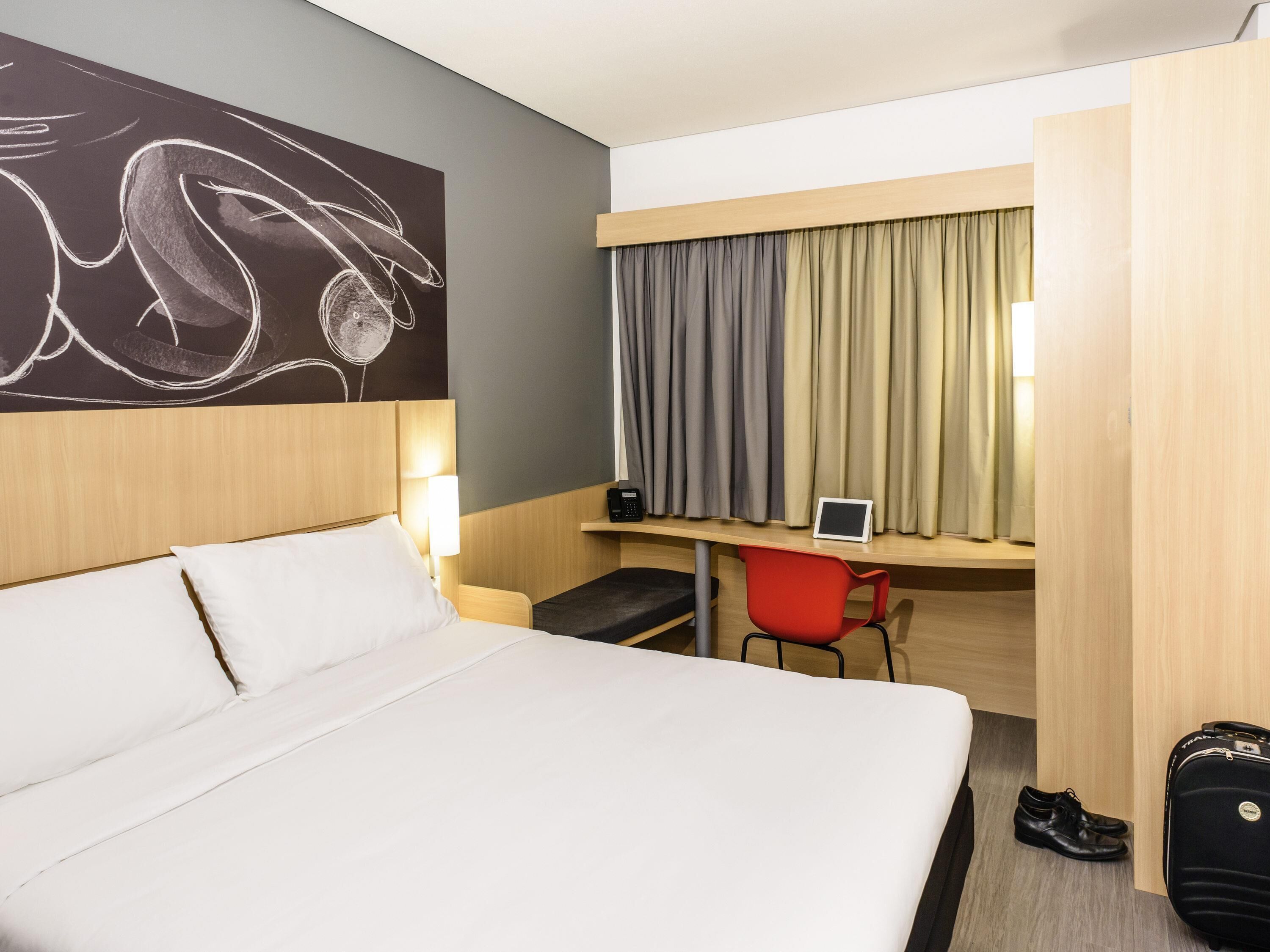 Standard Room, 1 Double Bed | Minibar, in-room safe, desk, blackout drapes