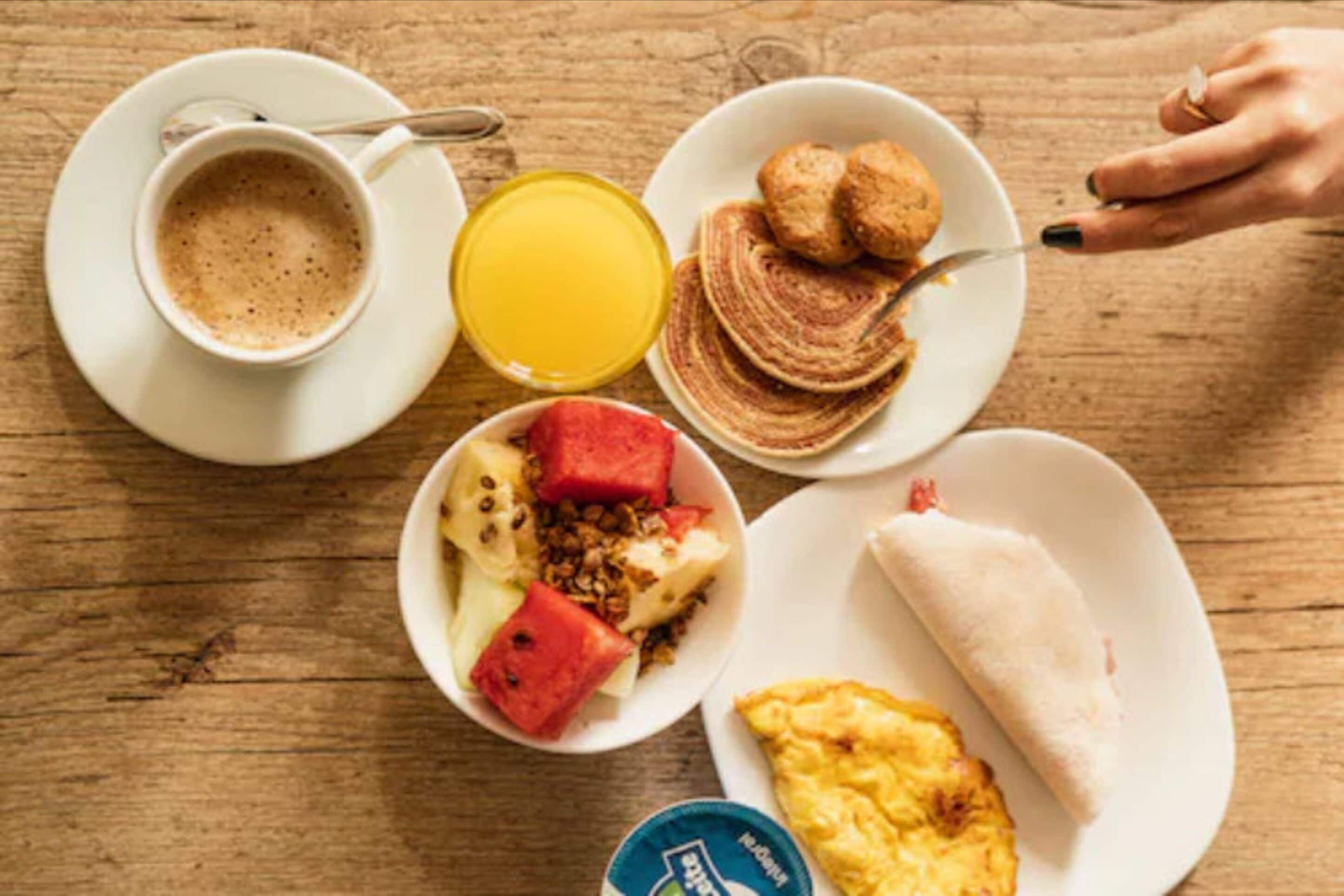 daily cooked-to-order breakfast (brl 49 per person)