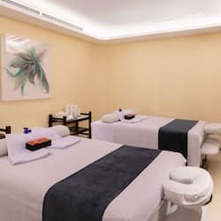 Couples treatment room(s), hot tub, aromatherapy, hot stone massages