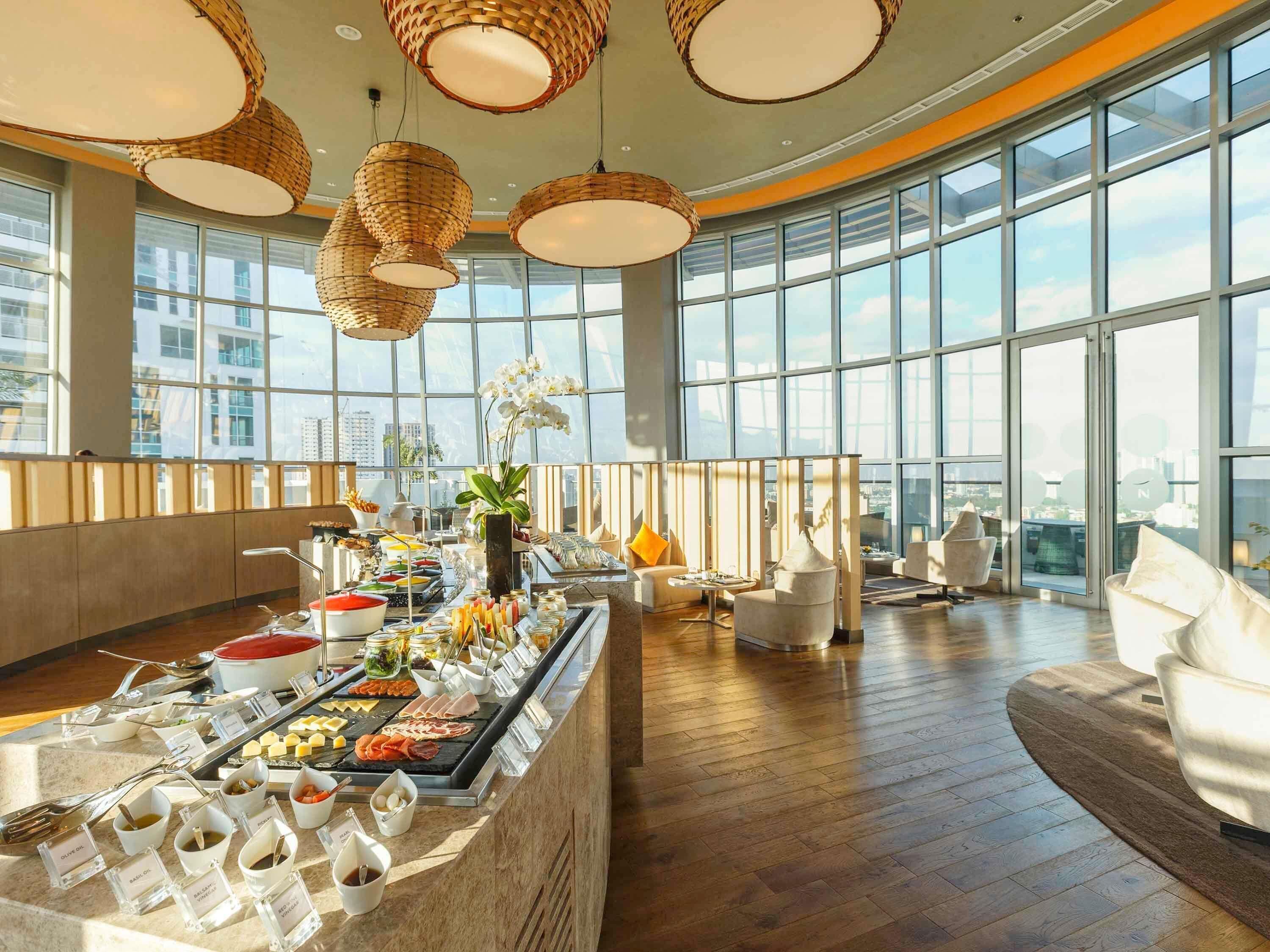 3 restaurants; breakfast, lunch, dinner and brunch served 